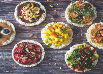 طرز تهیه تاپینگ رایس کیک؛ 12 ایده برای صبحانه، میان وعده و شام طرز تهیه تاپینگ رایس کیک؛ 12 ایده برای صبحانه، میان وعده و شام